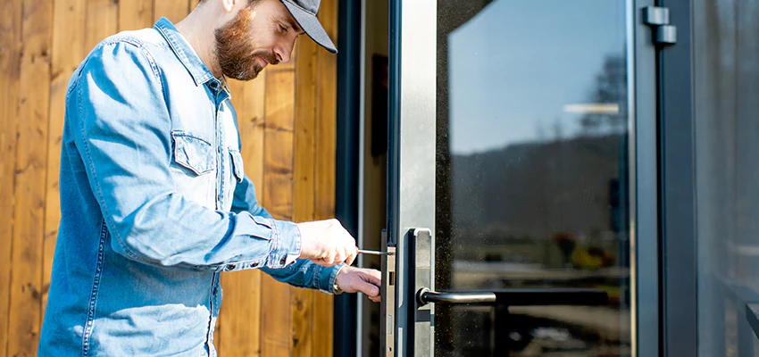 Frameless Glass Storefront Door Locks Replacement in Laval, QC
